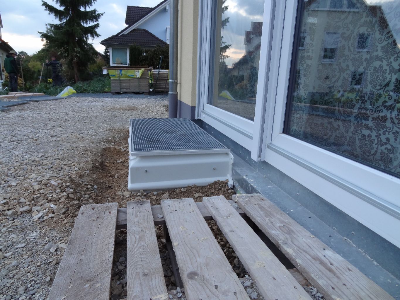 ...unser Haus entsteht Erhöhung Lichtschacht, Lieferung Zaun