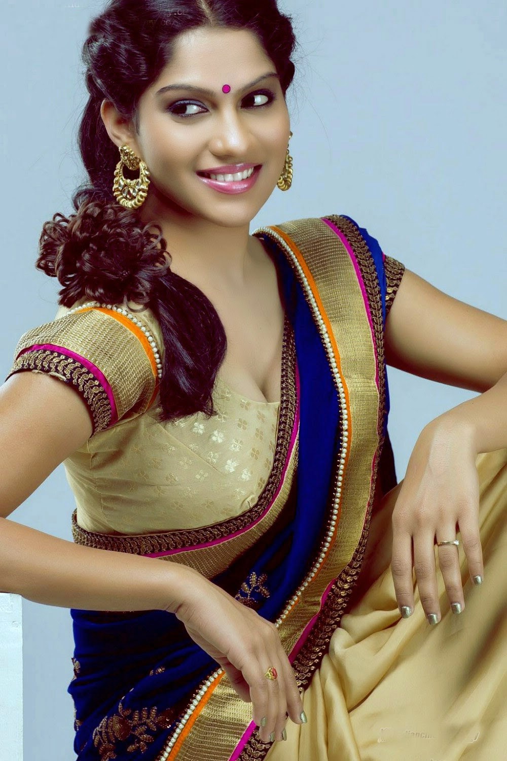Rashmika Mandanna New Hot Photos In Saree - South Indian 