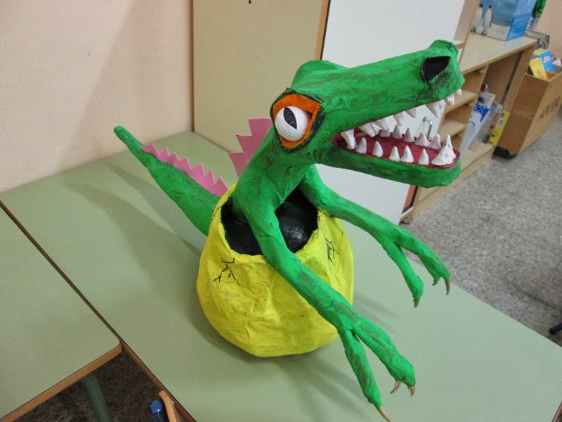 Cole Aventura: Manualidades. Hacer dinosaurio con materiales reciclados.