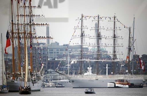 《環球時報》呼籲北京當局,務必與美國攤牌,以阻止美艦停靠台灣。圖為慶祝波士頓帆船節,停靠在港口的美國軍艦。 《環球時報》呼籲北京當局,務必與美國攤牌,以阻止美艦停靠台灣。圖為慶祝波士頓帆船節,停靠在港口的美國軍艦。
