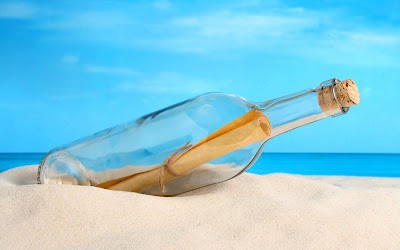 wallpaper botol diatas pasir, boto di pantai