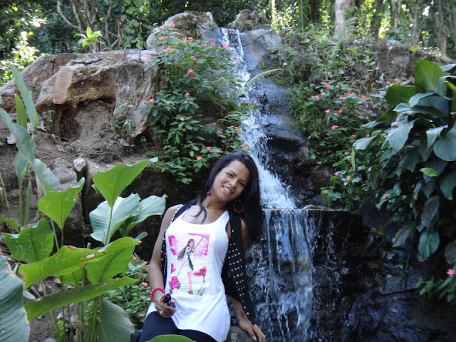Travesti Alessandra Ribeiro na cachoeira