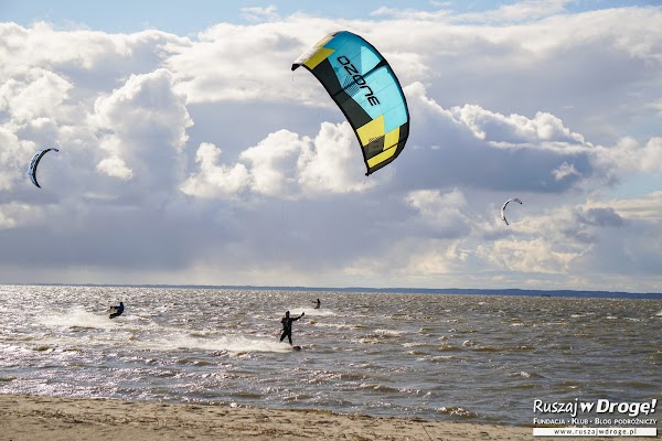 Kitesurferowcy na Zalewie Wiślanym