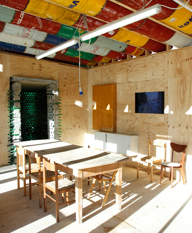 Casa construída apenas com lixo
