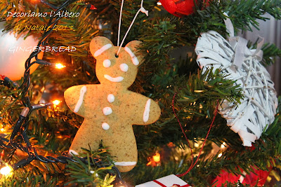 Decoriamo l'albero di Natale con i gingerbread