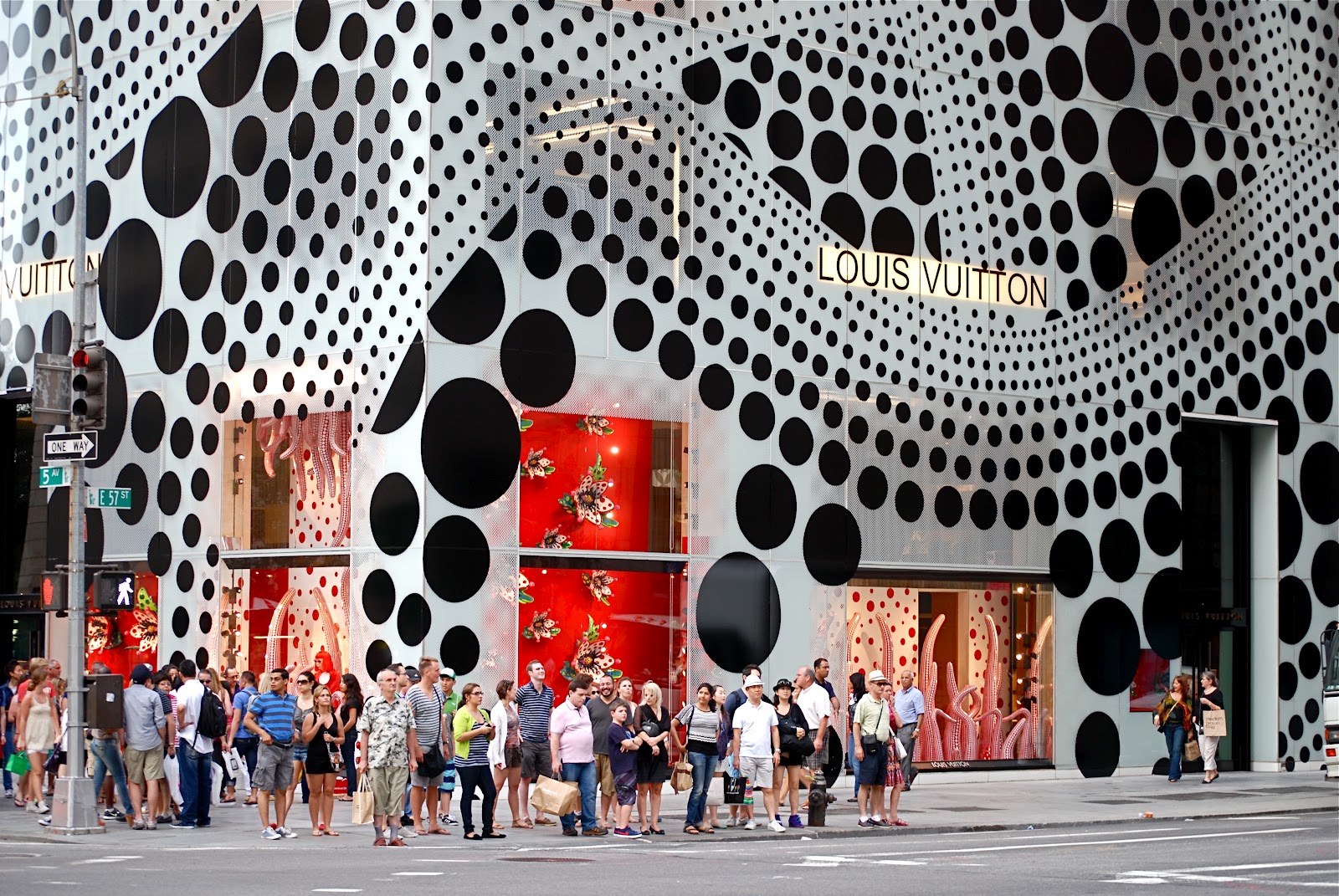 NYC ♥ NYC: Louis Vuitton Collaborates With Artist Yayoi Kusama - Manhattan  Flagship Store Facade and Window Displays On Fifth Avenue Go Polka Dots