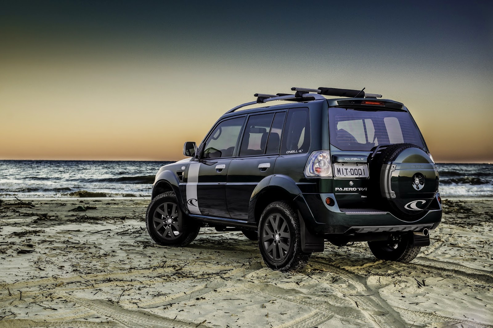 RACIONAUTO: MITSUBISHI LANÇA SÉRIE ESPECIAL O’NEILL PARA O PAJERO TR4