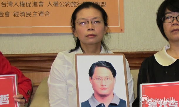 遭到中國拘留的前民進黨工李明哲妻子李淨瑜表示,必須拒絕像李俊敏這樣的掮客,不然會「活得像狗一樣」。 遭到中國拘留的前民進黨工李明哲妻子李淨瑜表示,必須拒絕像李俊敏這樣的掮客,不然會「活得像狗一樣」。