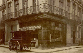 Balcon du 54 rue Saint-Honoré et 1 rue des Prouvaires à Paris vers 1900, photo de Atget