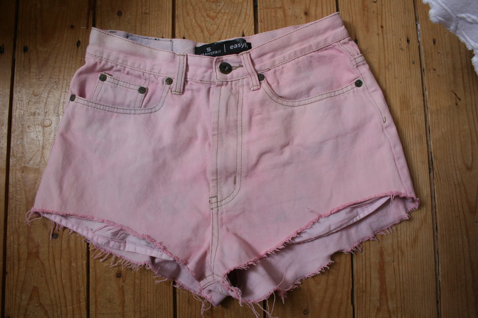 Tutorial DIY Bleached, Dyed & Studded Shorts LULUTRIXABELLE a