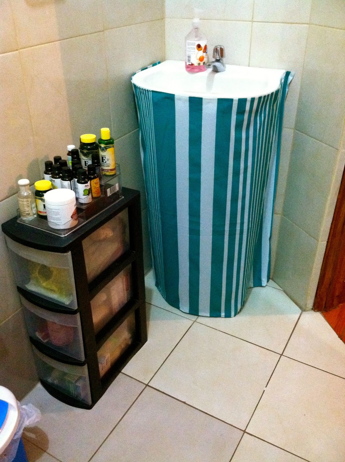 How I Made a NoSew Sink Skirt in 5 Easy Steps