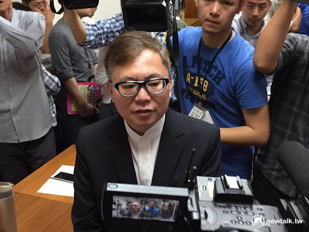 施威全因為身體免疫系統失調向台北市長朱立倫請辭獲准。 施威全因為身體免疫系統失調向台北市長朱立倫請辭獲准。