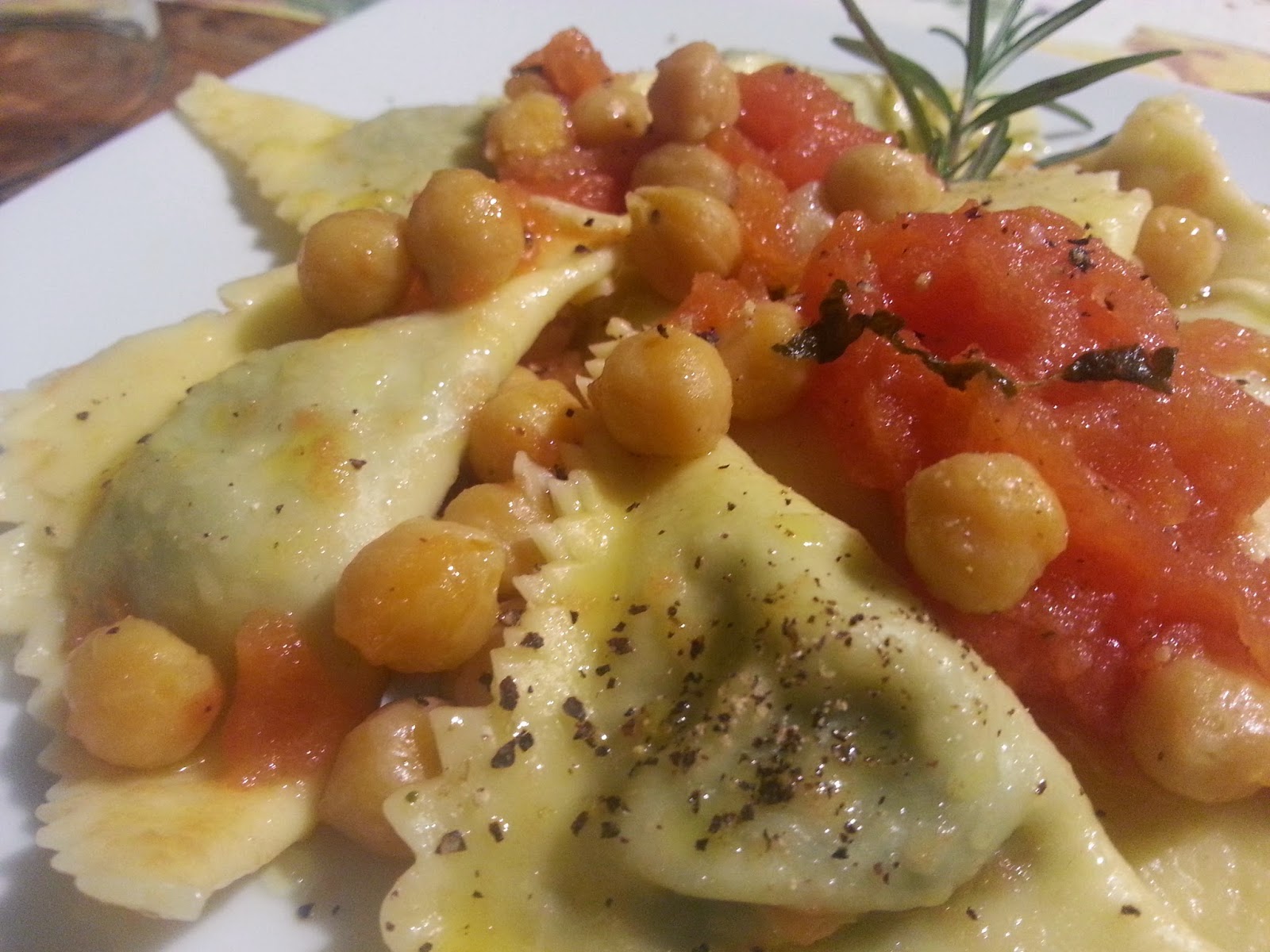 Ravioli al cavolo nero con sugo di ceci e pomodoro