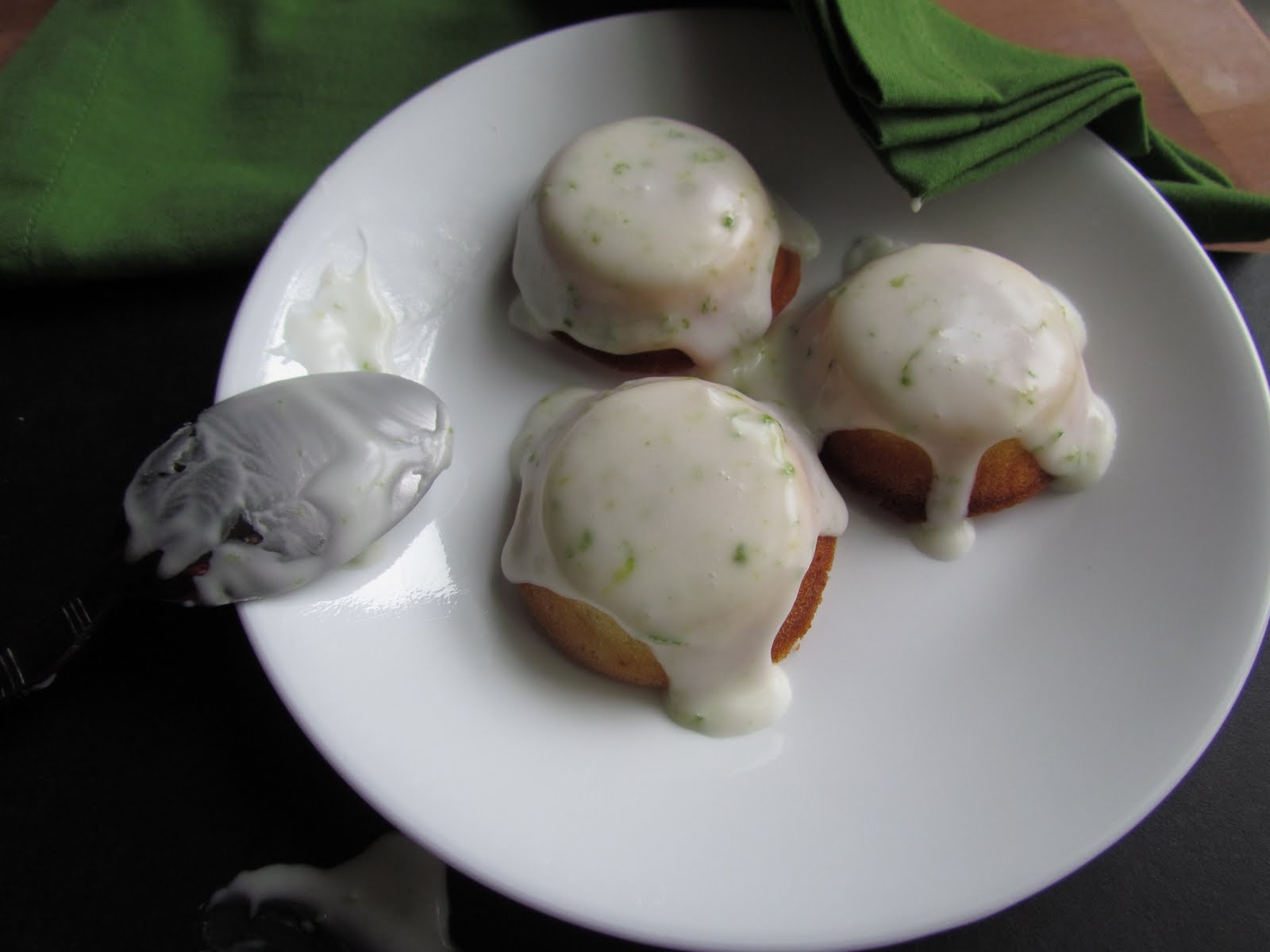 Vin de Pêche AlmondLime Mini Travel Cakes