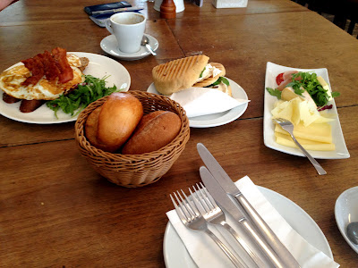 Café Sehnsucht - 78 Minuten auf ein Frühstück in Köln warten