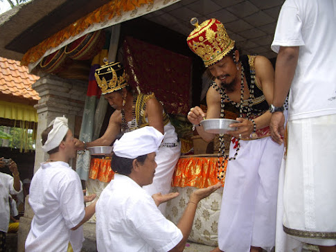 COKORDA RAI.  A HIGH-CASTE PURIFICATION CEREMONY IN UBUD. OFFICIATING PRIESTS.