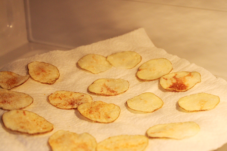 A Teaspoon and A Pinch Microwave Potato Chips