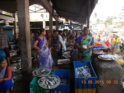 Fishing deals in Arnala Fish market.