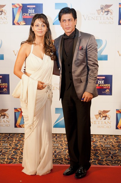 gauri Khan  in white Saree1 - gauri Khan with SRK at Zee Cine Awards Red Carpet 2012