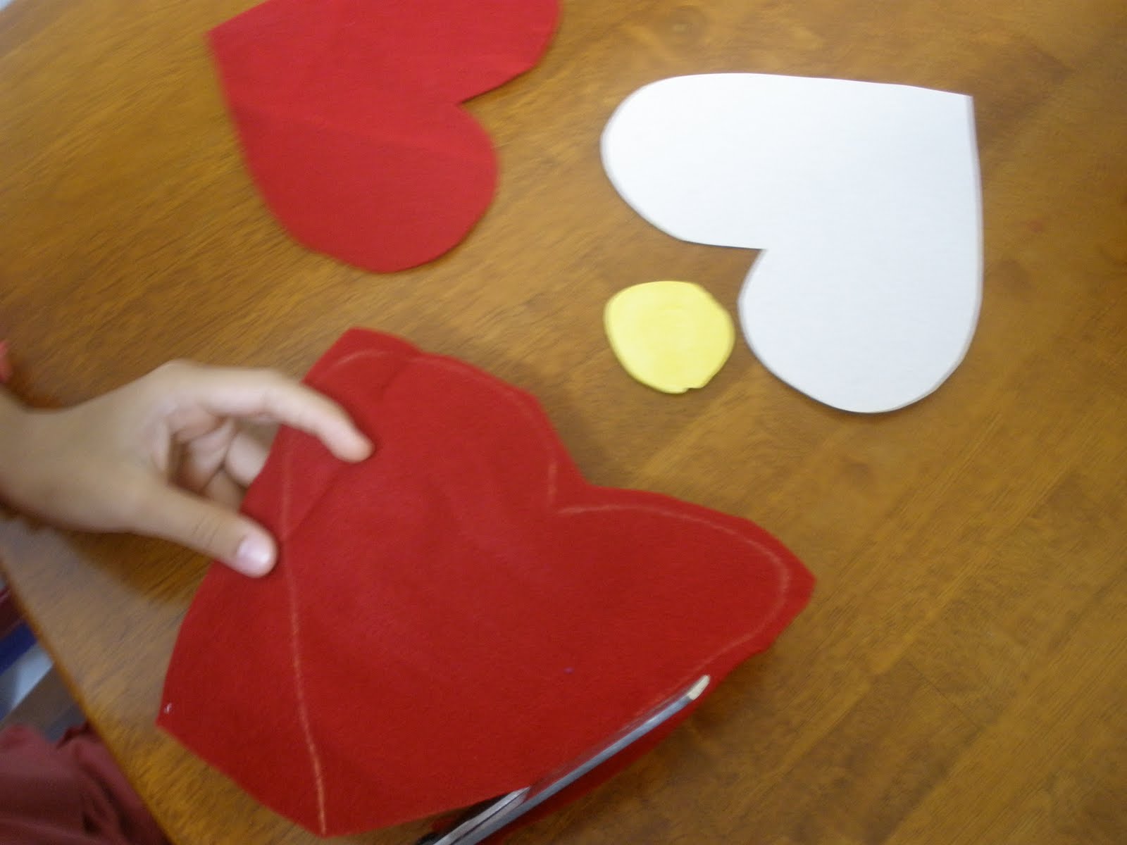 Our Crafty World How to make a heart shaped felt bag