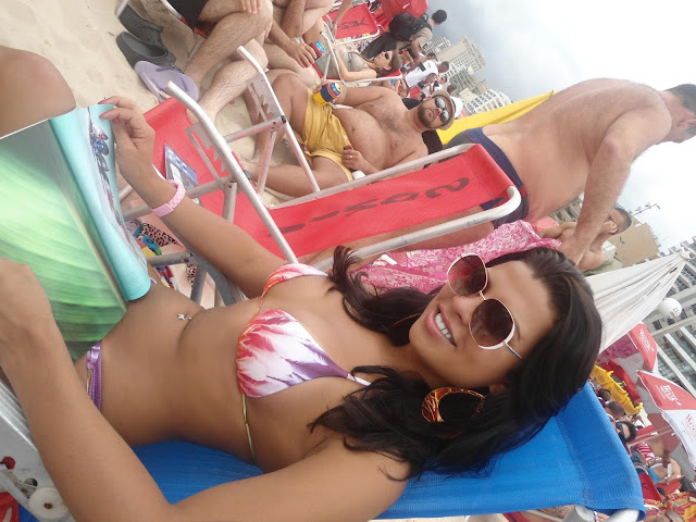 Travesti Alessandra Ribeiro na praia