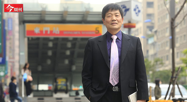 走進永康商圈,經常可以看見臉上掛著親切笑容、神采奕奕的李慶隆,穿街走巷,拜訪店家。儘管已屆退休之齡,對社區大小事仍親力親為,對商圈內514家店,如數家珍。 走進永康商圈,經常可以看見臉上掛著親切笑容、神采奕奕的李慶隆,穿街走巷,拜訪店家。儘管已屆退休之齡,對社區大小事仍親力親為,對商圈內514家店,如數家珍。
