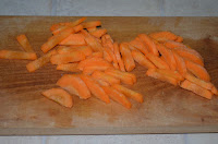 Борщ с ботвой: Морковь нарезать брусочками