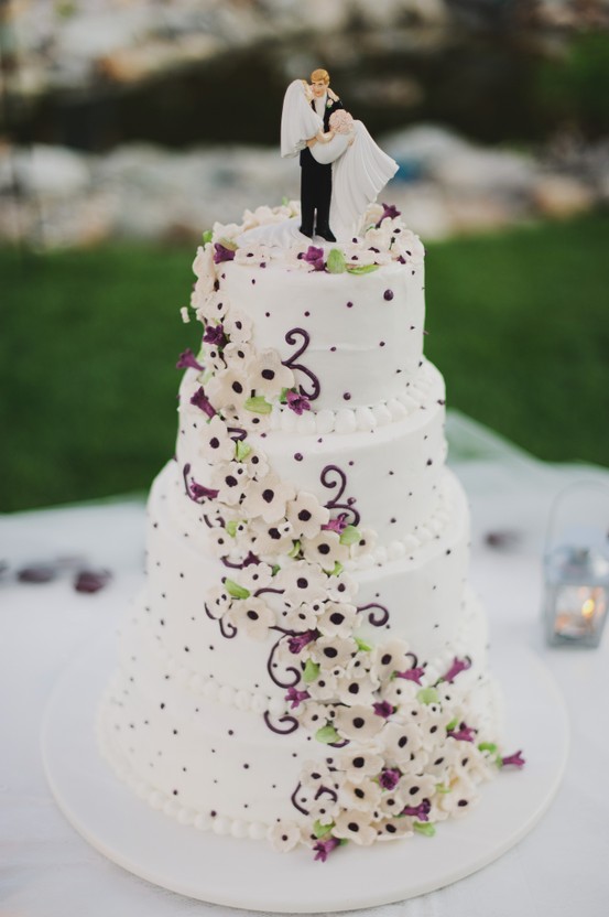 6 Purple roses and black ribbon wedding cake 6 Purple roses and black ribbon wedding cake
