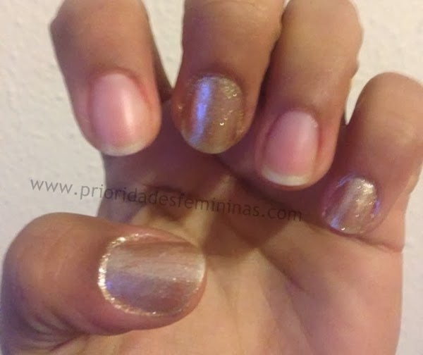 Unhas douradas fazendo unhas gêmeas