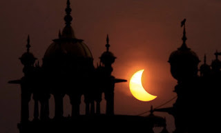 نقره لتكبير أو تصغير الصورة ونقرتين لعرض الصورة في صفحة مستقلة بحجمها الطبيعي