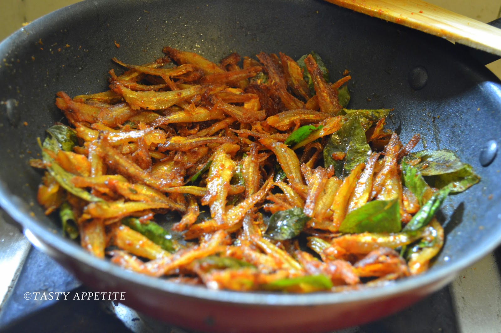 How to make Spicy Fried Anchovies / Nethili Varuval / Spicy Anchovies