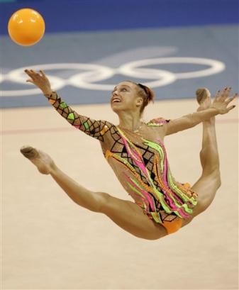 بالصور: بطلات الجمباز الإيقاعي Ukraine%27s+Natalia+Godunko+performs+with+a+ball