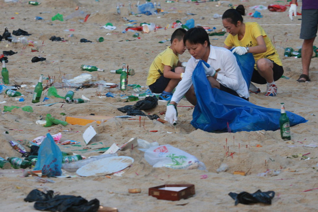 Praia na China coberta de lixo