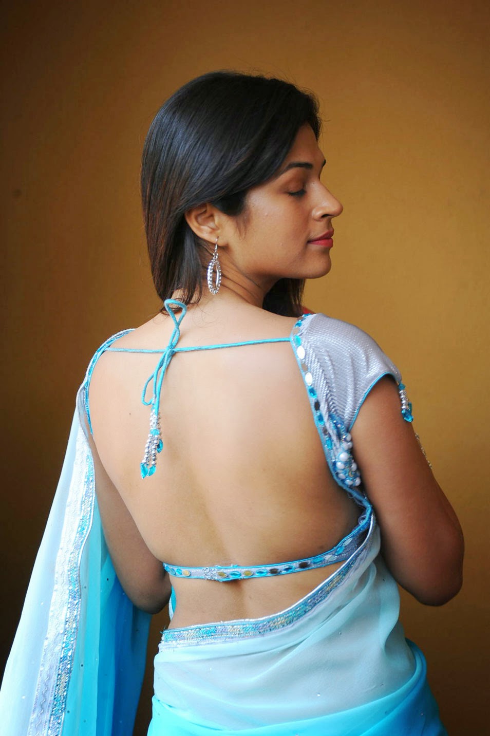 Telugu Movie Actress Shraddha Das in Bare Back Backless in Saree and Blouse...