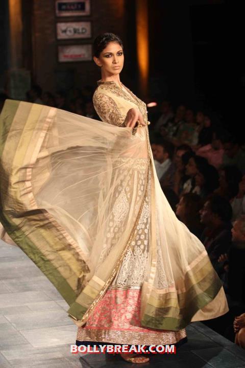 Model in Manish Malhotra Dress Walking the rap at Mijwan Fashion Show 2012 - (18) - Manish Malhotra Dresses - Mijwan Fashion Show 2012