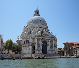 Basilica Santa Maria de la Salud, obra maestra arquitectónica de Longhena. Ubicada casi en el límite del Canal Grande, hacia la laguna junto a la plaza San Marcos. Basilica Santa Maria de la Salud, obra maestra arquitectónica de Longhena. Ubicada casi en el límite del Canal Grande, hacia la laguna junto a la plaza San Marcos.