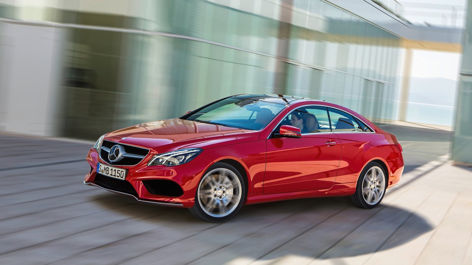 Mercedes Benz e class красный