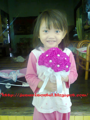 model bersama bunga tangan nice shirley poppy crepe flower hand bouquet