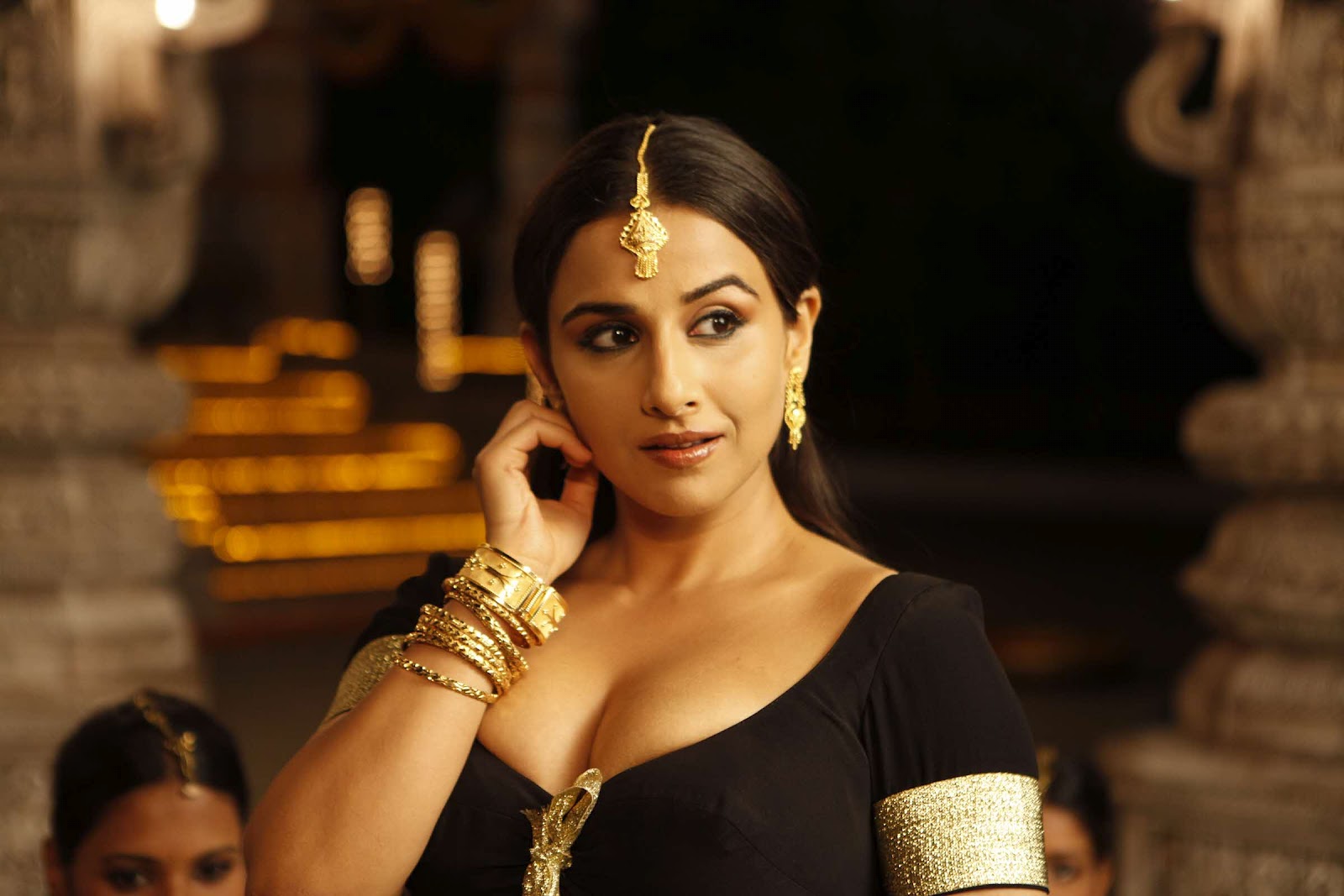 Cine Wallpapers: VidyaBalan Hot HQ stills in Dirty Picture