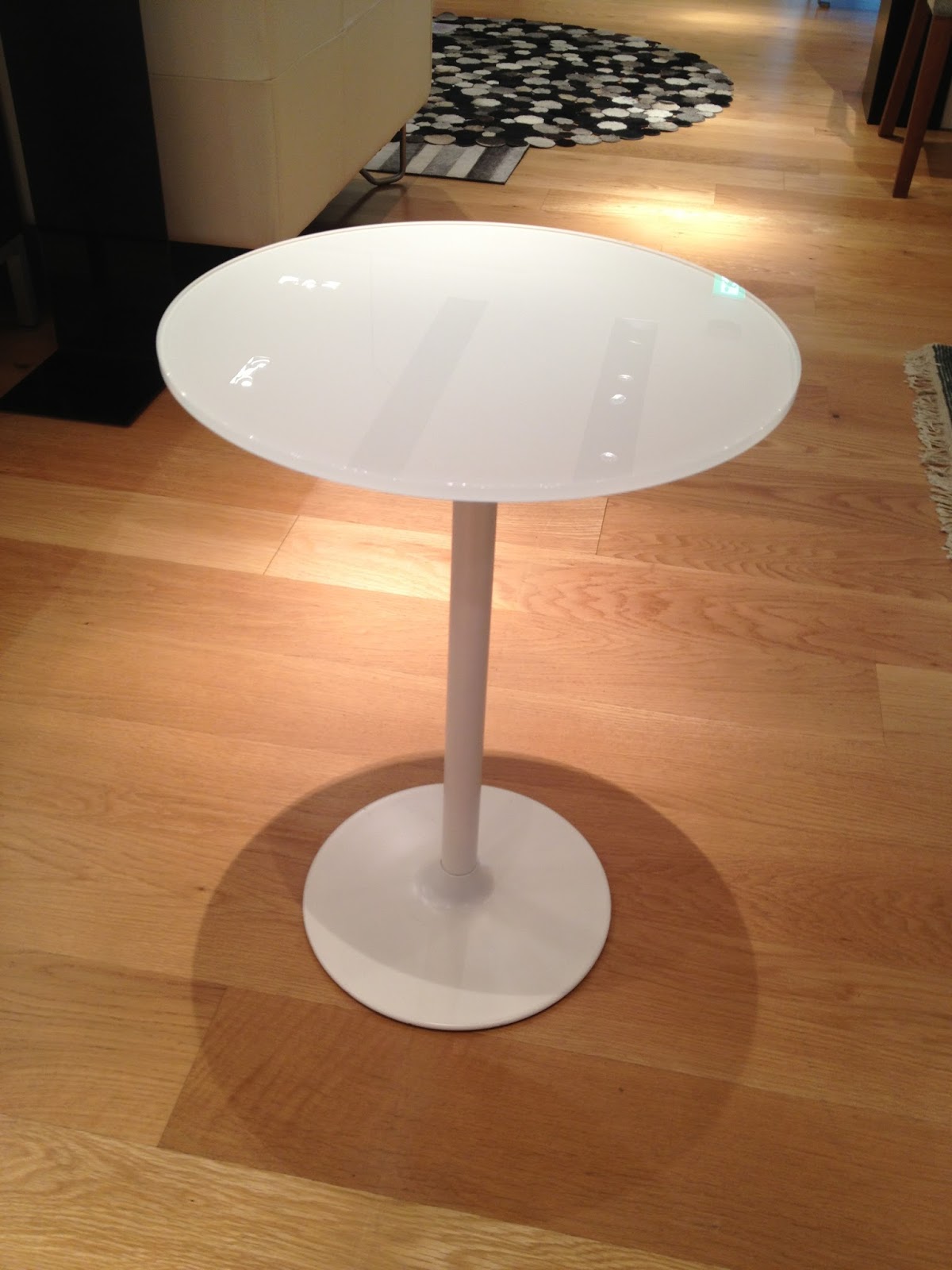 BoConcept ホワイトガラスのサイドテーブルが展示品処分になりました！