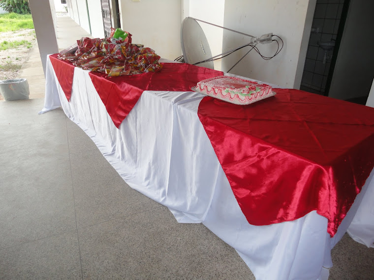 Mesa com os presentes para as mães.