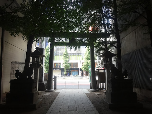 花園神社,灯篭,鳥居,石畳,新宿〈著作権フリー無料画像〉Free Stock Photos