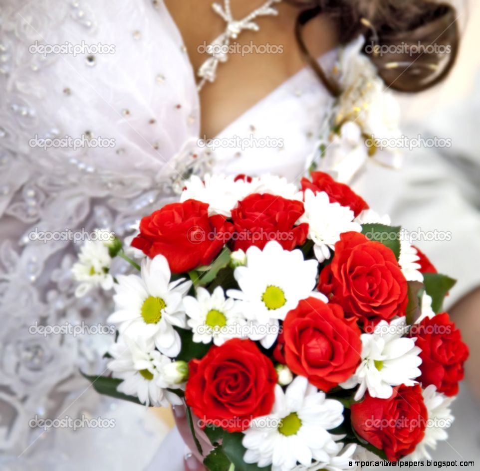 Bride holding beautiful red roses wedding flowers bouquet — Stock Bride holding beautiful red roses wedding flowers bouquet — Stock