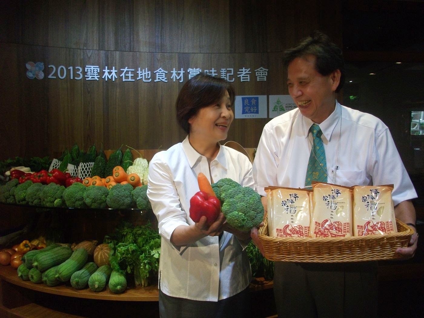 在2014年即將任期屆滿的縣市長改選城市中,根據未來事件交易所今(12)日發布的數據顯示,雲林縣長蘇治芬(左)獲得的支持度居冠。圖:新頭殼資料照片。 在2014年即將任期屆滿的縣市長改選城市中,根據未來事件交易所今(12)日發布的數據顯示,雲林縣長蘇治芬(左)獲得的支持度居冠。圖:新頭殼資料照片。