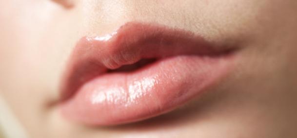 Cara Mengatasi Bibir Pecah dan Bibir Kering