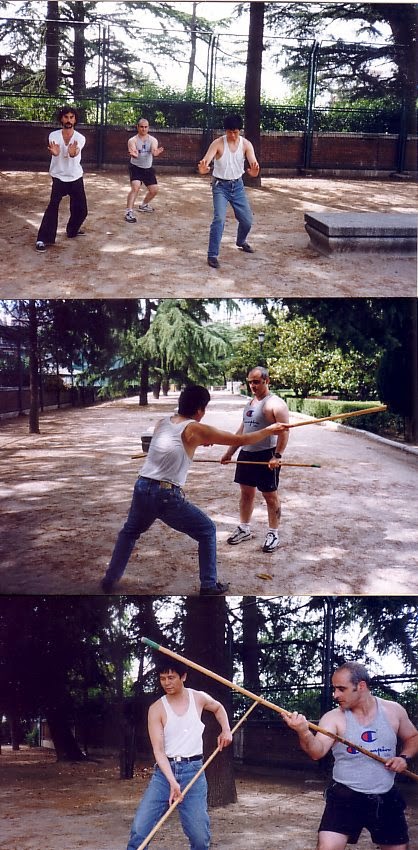 Con Maestro de Shaolin del Sur entrenando forma y manejo de palo, 2000
