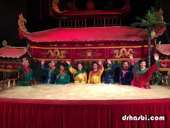 Barisan pemain patung Water Puppet Theatre di Ho Chi Minh