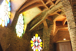 nervature della navata laterale e vetrate, colonia güell, barcelona ribs of the aisle and windows colony güell, barcelona