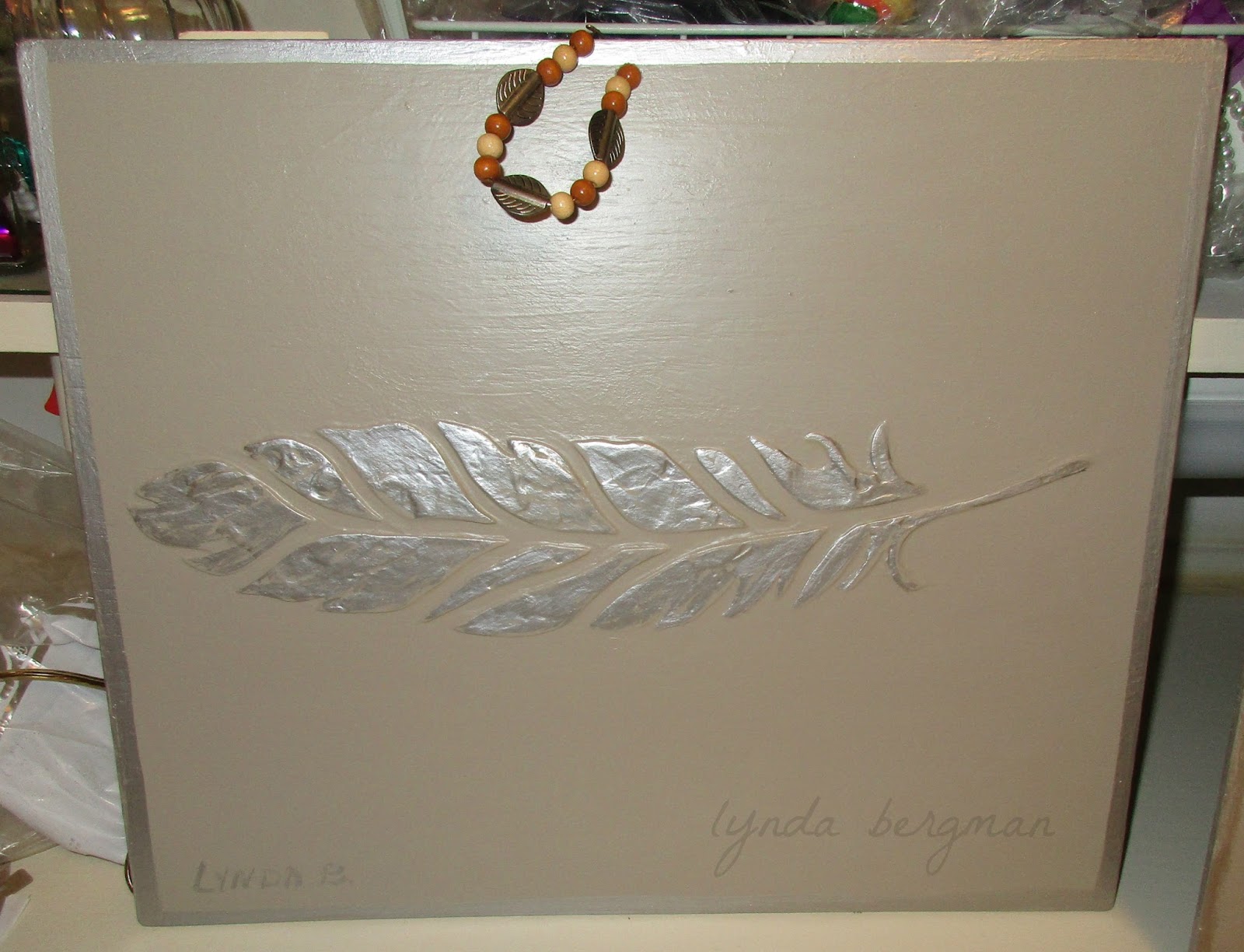 LYNDA BERGMAN DECORATIVE ARTISAN PAINTING & EMBOSSING FEATHER WOOD ART