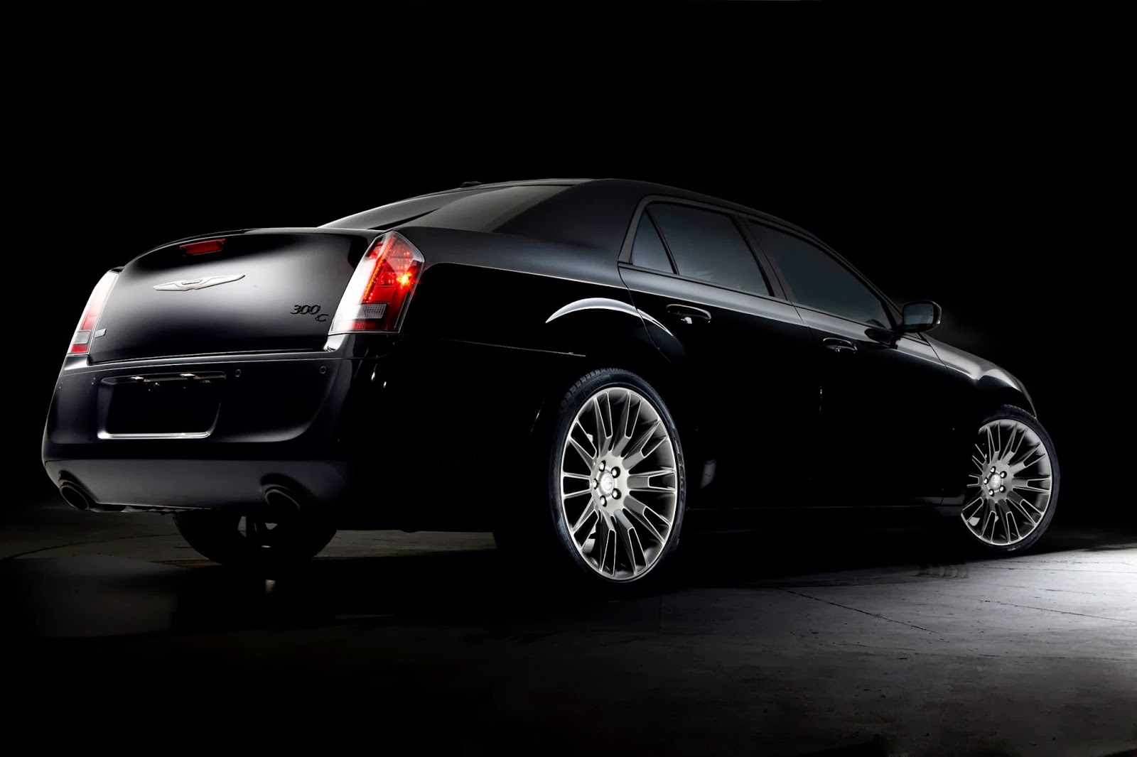2011 - [Chrysler/Lancia] 300/Thema  - Page 18 2014+Chrysler+300C+John+Varvatos+Limited+Edition